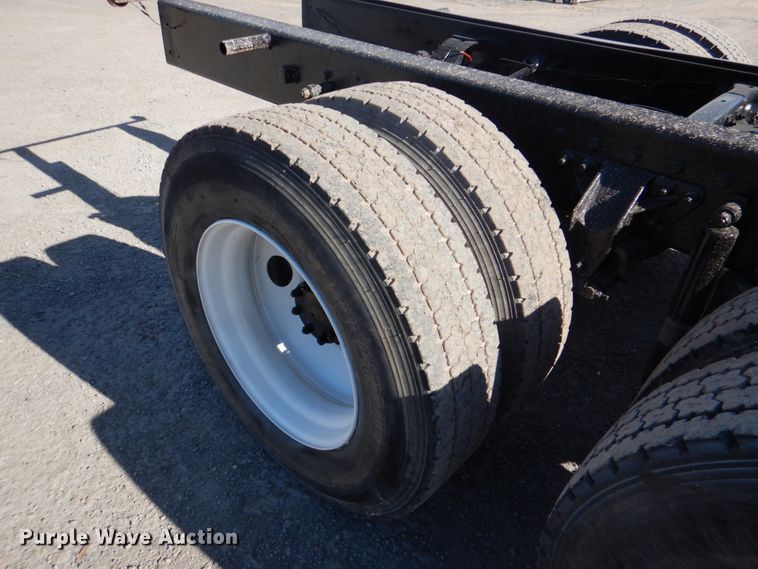 image for item DJ0363 2001 Mack CH613  truck cab and chassis