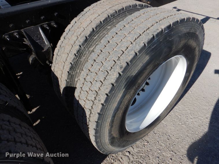 image for item DJ0363 2001 Mack CH613  truck cab and chassis