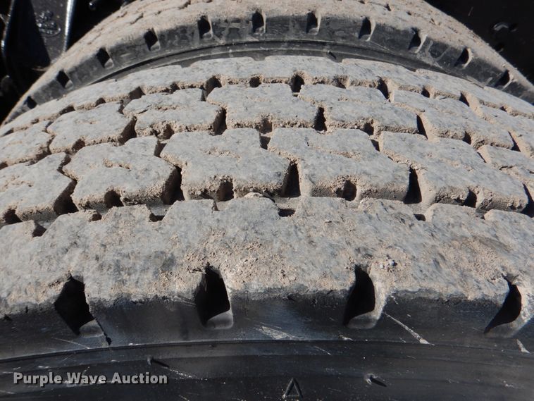 image for item DJ0363 2001 Mack CH613  truck cab and chassis