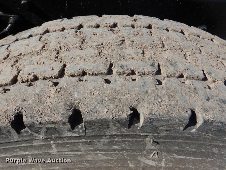 image for item DJ0363 2001 Mack CH613  truck cab and chassis