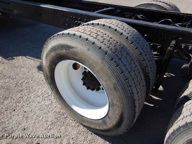 image for item DJ0363 2001 Mack CH613  truck cab and chassis