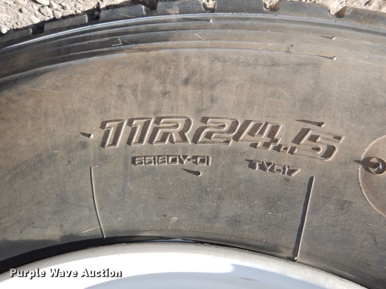 image for item DJ0363 2001 Mack CH613  truck cab and chassis