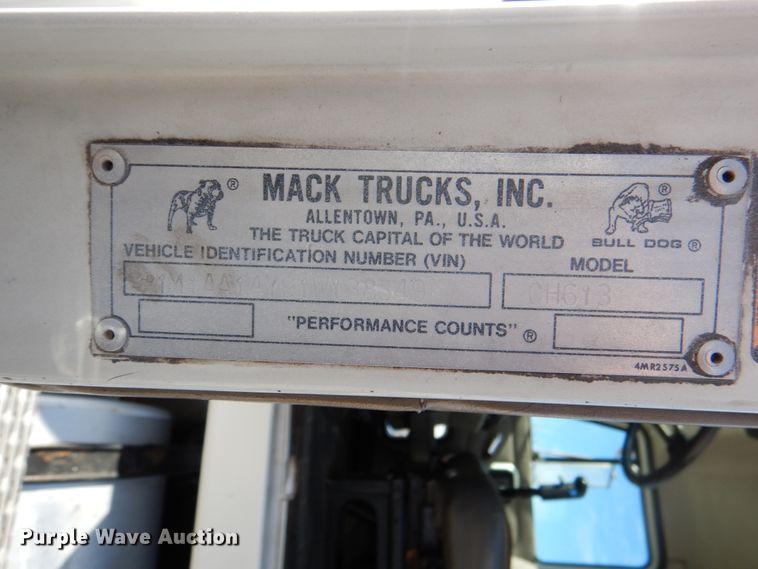 image for item DJ0363 2001 Mack CH613  truck cab and chassis