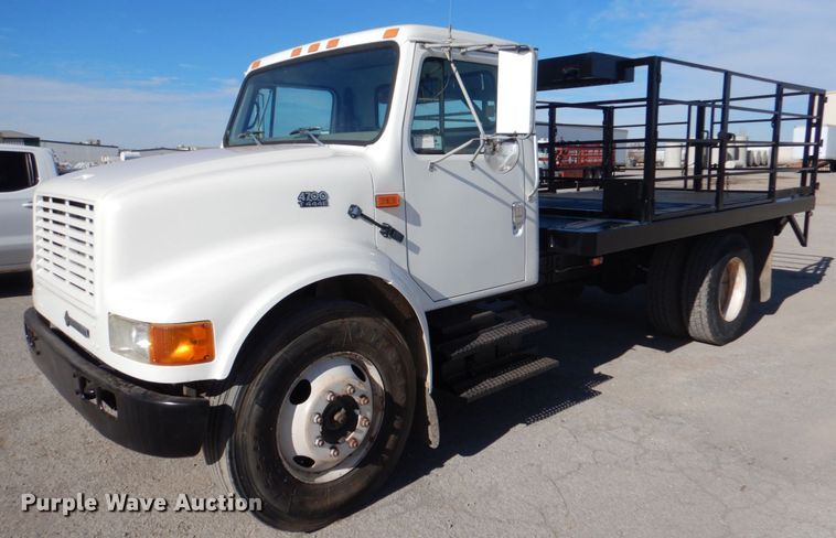 image for item DJ0364 2002 International 4700  flatbed truck