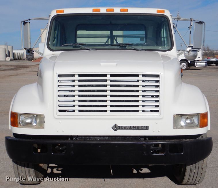 image for item DJ0364 2002 International 4700  flatbed truck