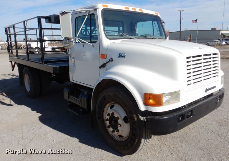 image for item DJ0364 2002 International 4700  flatbed truck