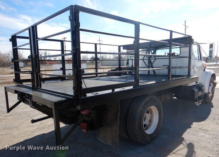 image for item DJ0364 2002 International 4700  flatbed truck