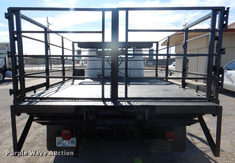 image for item DJ0364 2002 International 4700  flatbed truck