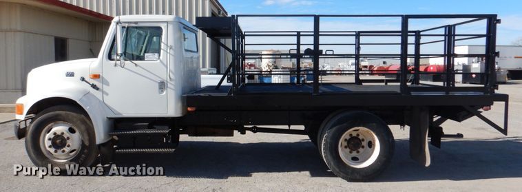 image for item DJ0364 2002 International 4700  flatbed truck