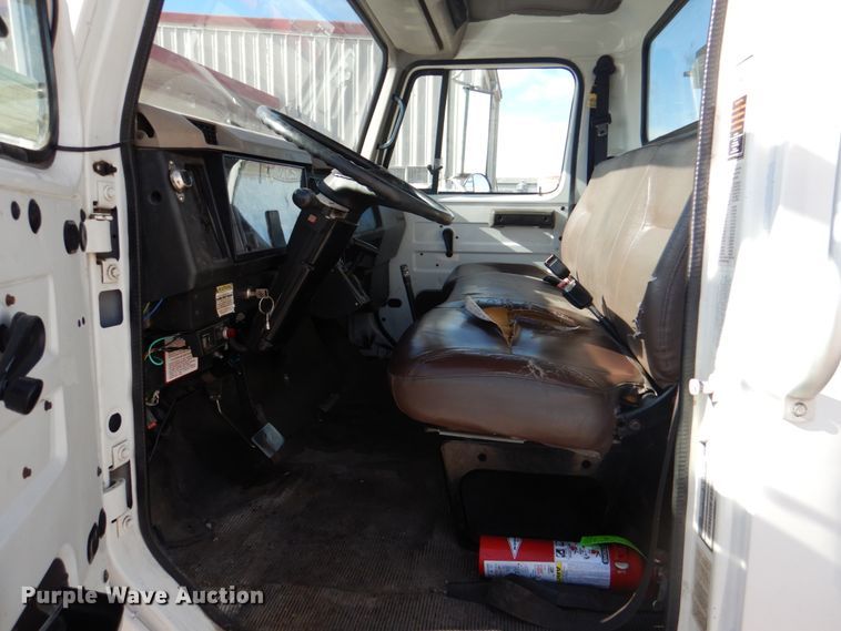 image for item DJ0364 2002 International 4700  flatbed truck