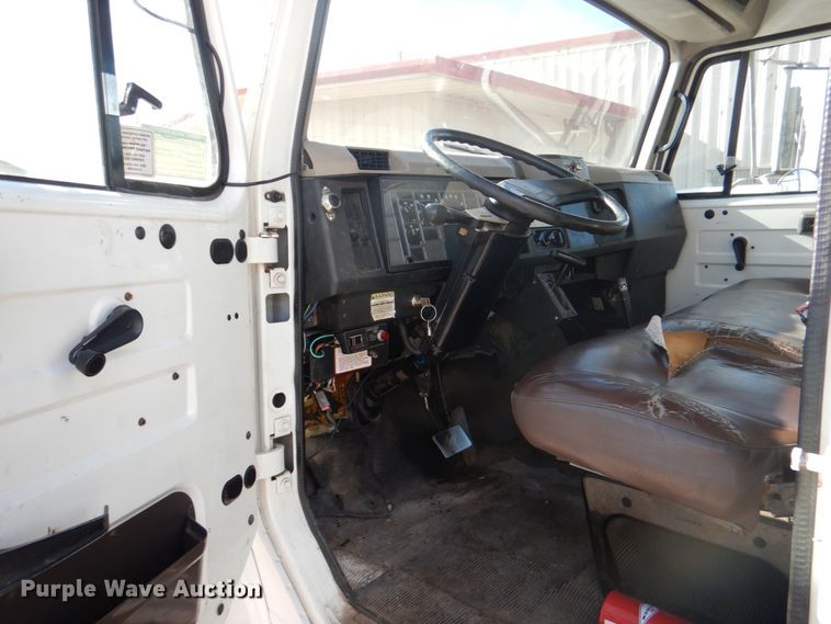 image for item DJ0364 2002 International 4700  flatbed truck