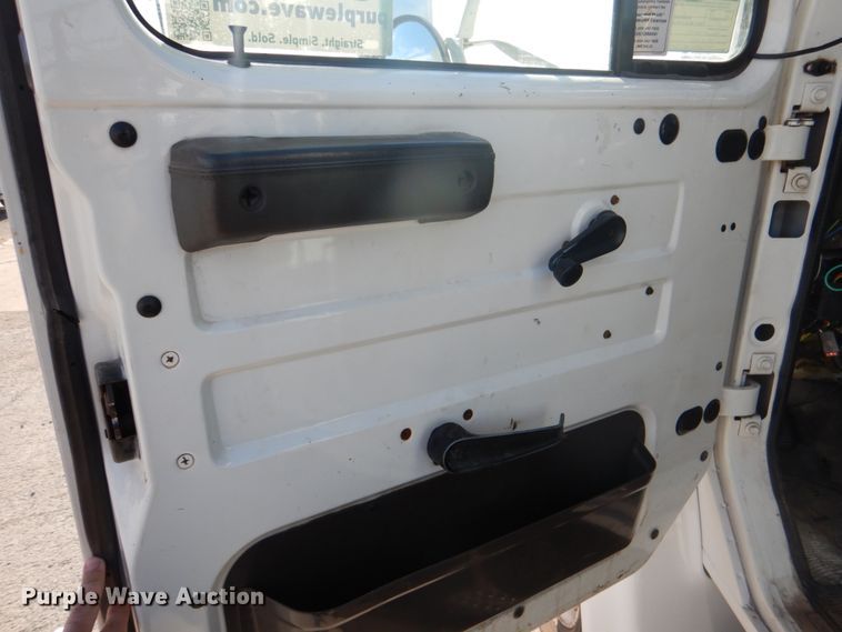 image for item DJ0364 2002 International 4700  flatbed truck