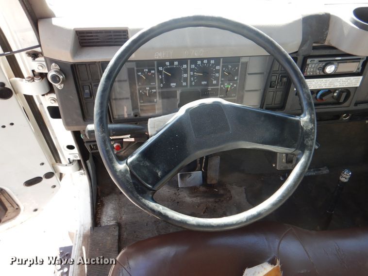 image for item DJ0364 2002 International 4700  flatbed truck