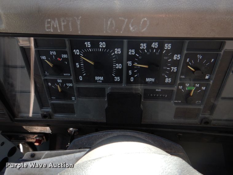 image for item DJ0364 2002 International 4700  flatbed truck