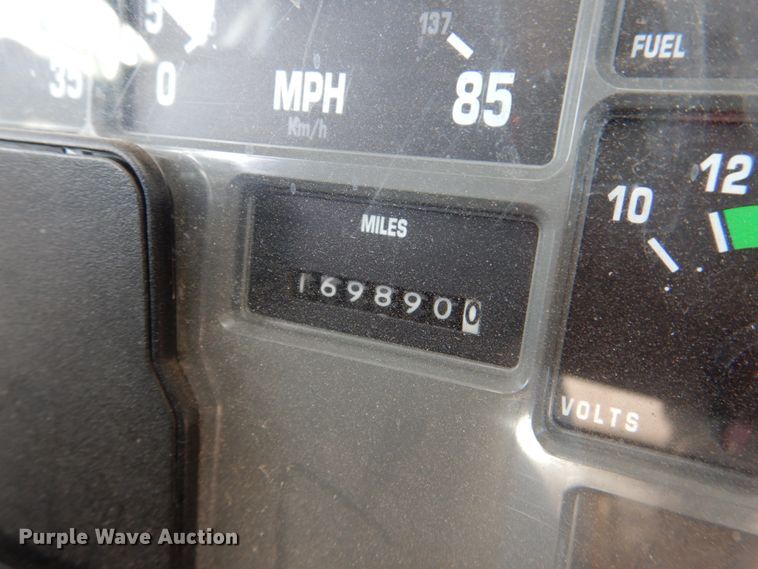 image for item DJ0364 2002 International 4700  flatbed truck