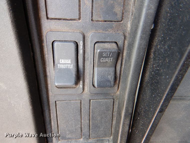 image for item DJ0364 2002 International 4700  flatbed truck