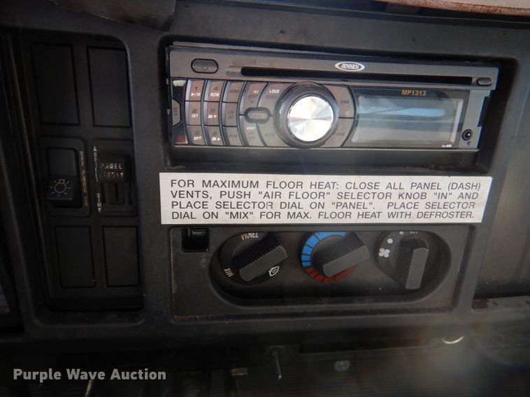 image for item DJ0364 2002 International 4700  flatbed truck