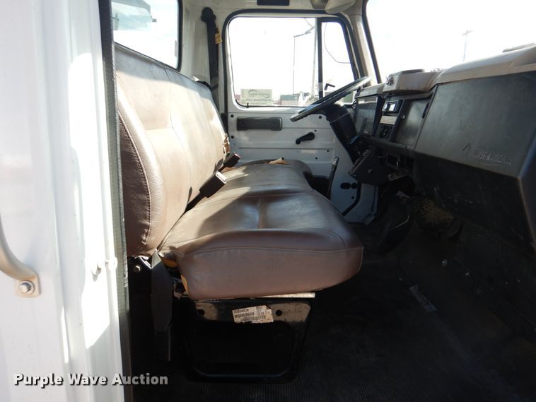 image for item DJ0364 2002 International 4700  flatbed truck