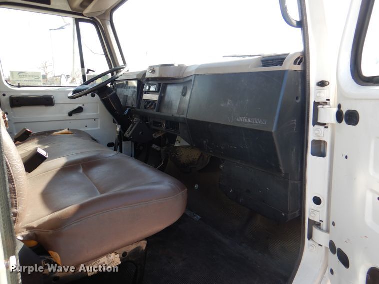 image for item DJ0364 2002 International 4700  flatbed truck