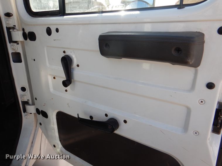 image for item DJ0364 2002 International 4700  flatbed truck