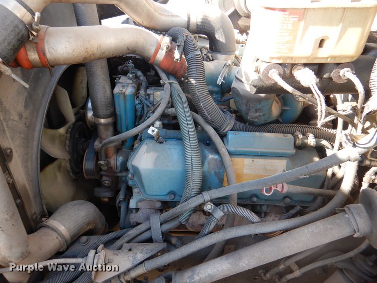 image for item DJ0364 2002 International 4700  flatbed truck