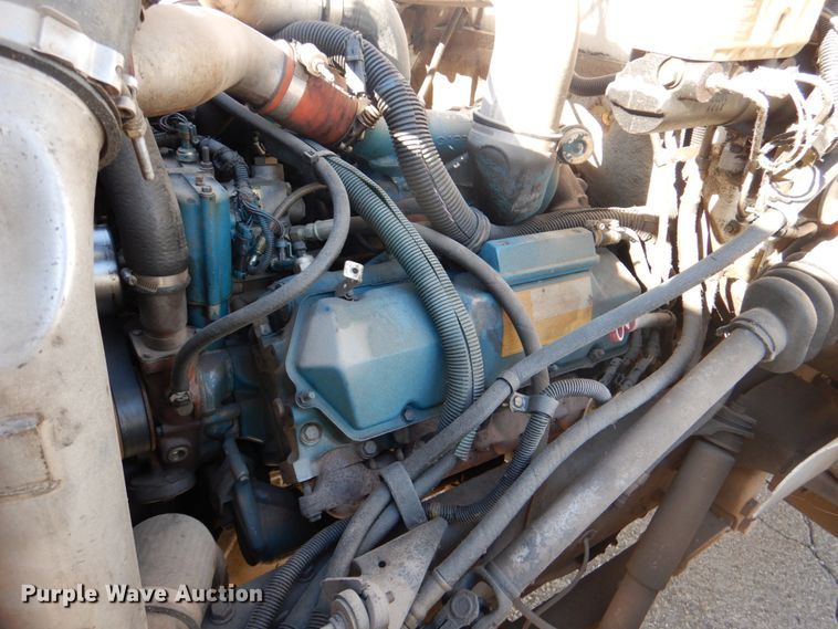 image for item DJ0364 2002 International 4700  flatbed truck