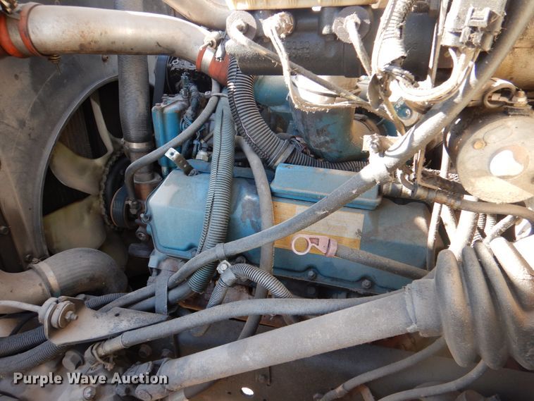 image for item DJ0364 2002 International 4700  flatbed truck