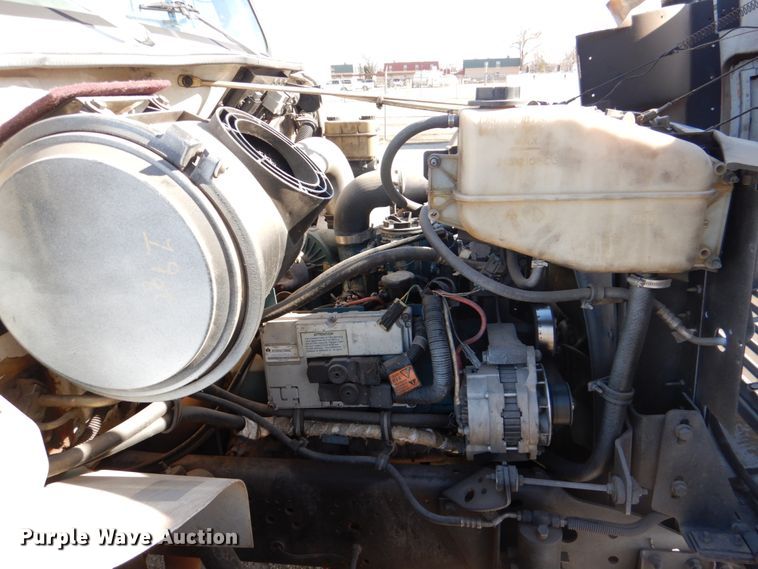 image for item DJ0364 2002 International 4700  flatbed truck