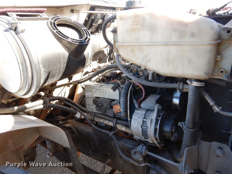 image for item DJ0364 2002 International 4700  flatbed truck