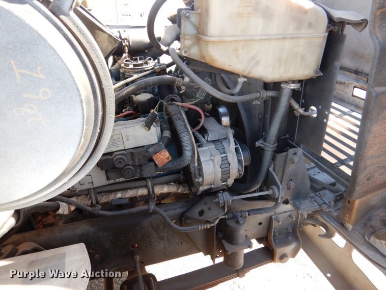 image for item DJ0364 2002 International 4700  flatbed truck