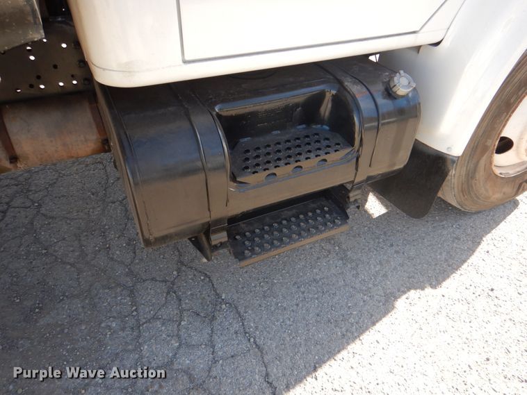 image for item DJ0364 2002 International 4700  flatbed truck