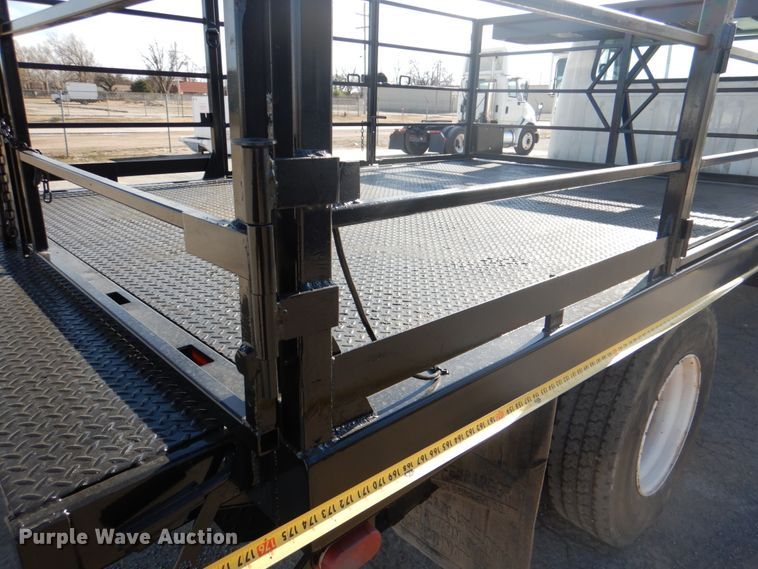 image for item DJ0364 2002 International 4700  flatbed truck