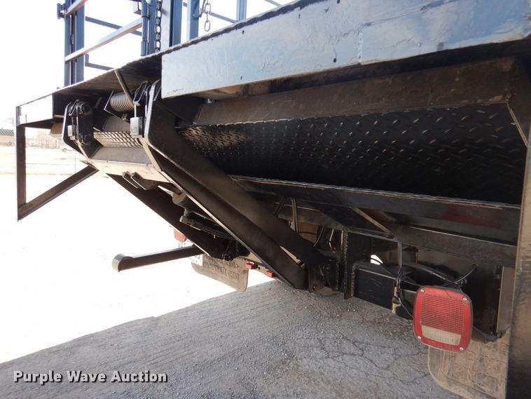 image for item DJ0364 2002 International 4700  flatbed truck