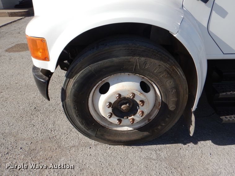 image for item DJ0364 2002 International 4700  flatbed truck