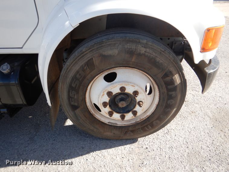 image for item DJ0364 2002 International 4700  flatbed truck