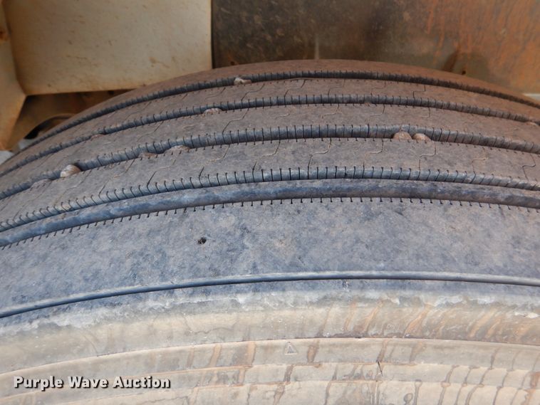 image for item DJ0364 2002 International 4700  flatbed truck