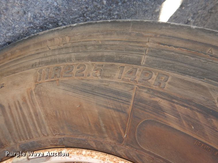 image for item DJ0364 2002 International 4700  flatbed truck