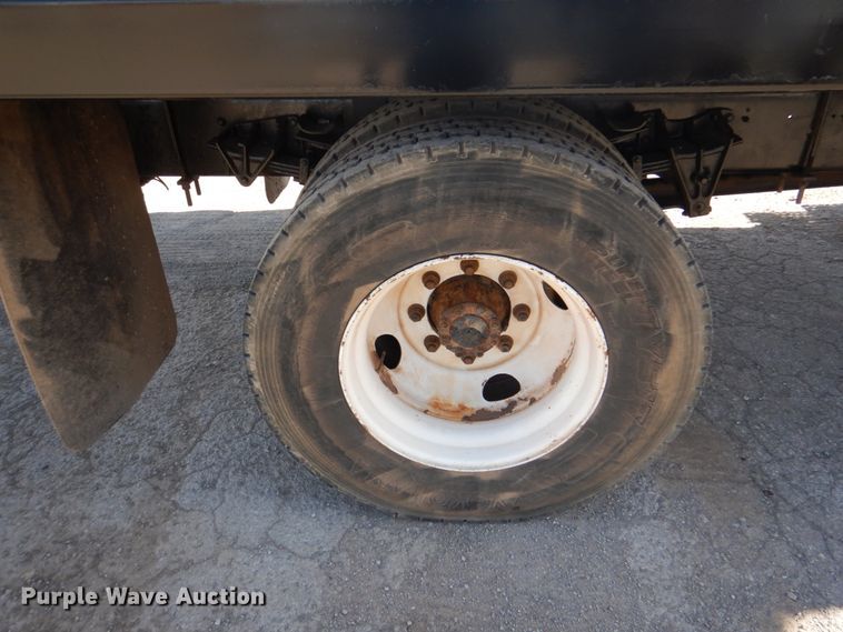 image for item DJ0364 2002 International 4700  flatbed truck