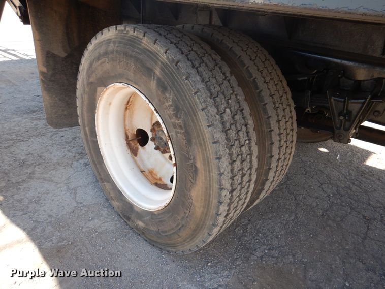 image for item DJ0364 2002 International 4700  flatbed truck