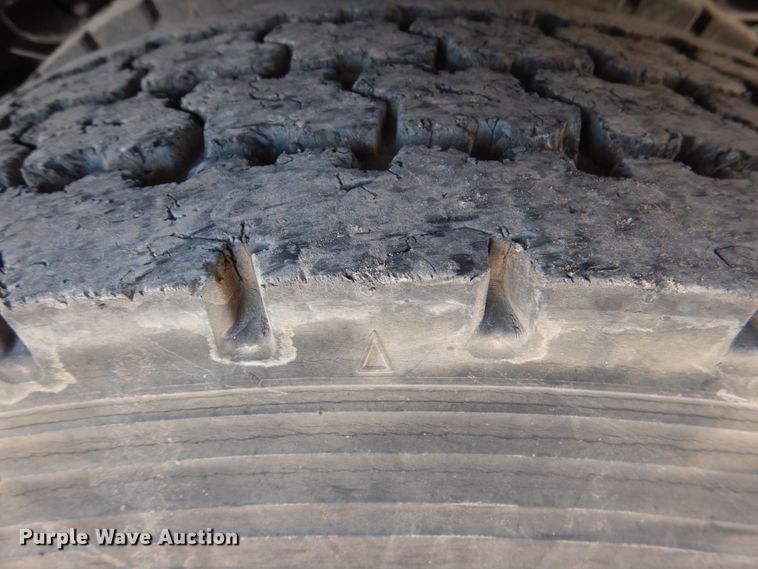 image for item DJ0364 2002 International 4700  flatbed truck