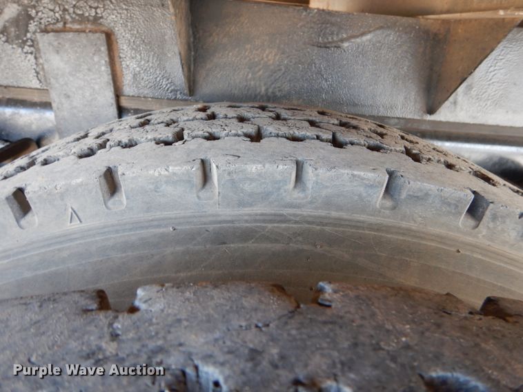 image for item DJ0364 2002 International 4700  flatbed truck