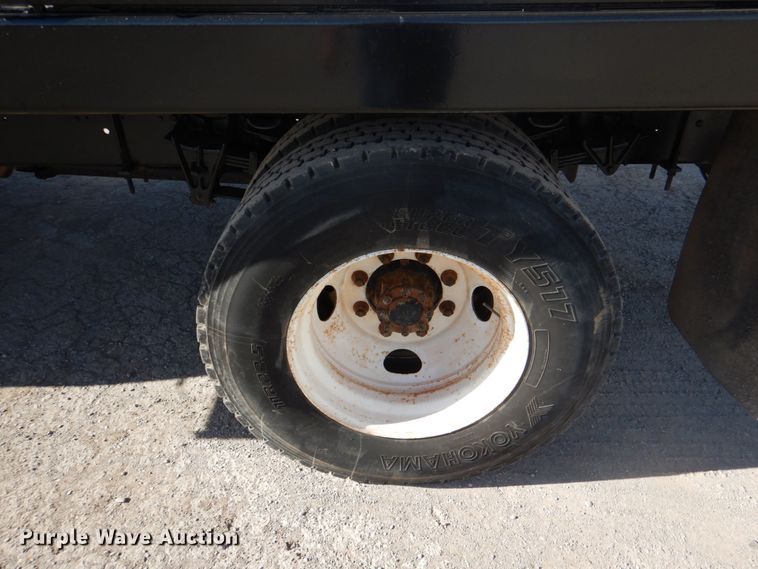 image for item DJ0364 2002 International 4700  flatbed truck