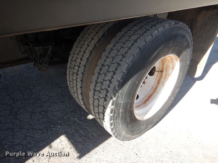 image for item DJ0364 2002 International 4700  flatbed truck