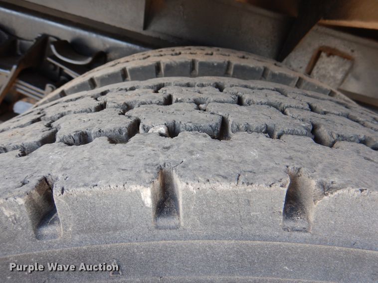 image for item DJ0364 2002 International 4700  flatbed truck