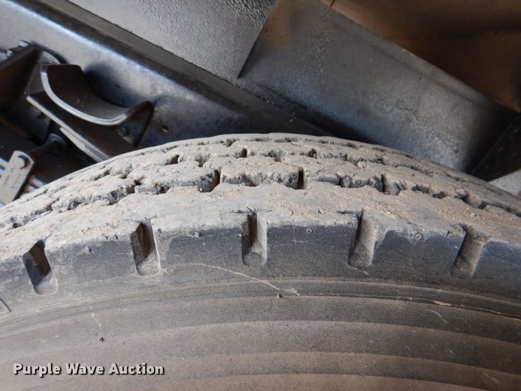 image for item DJ0364 2002 International 4700  flatbed truck