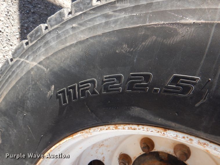 image for item DJ0364 2002 International 4700  flatbed truck