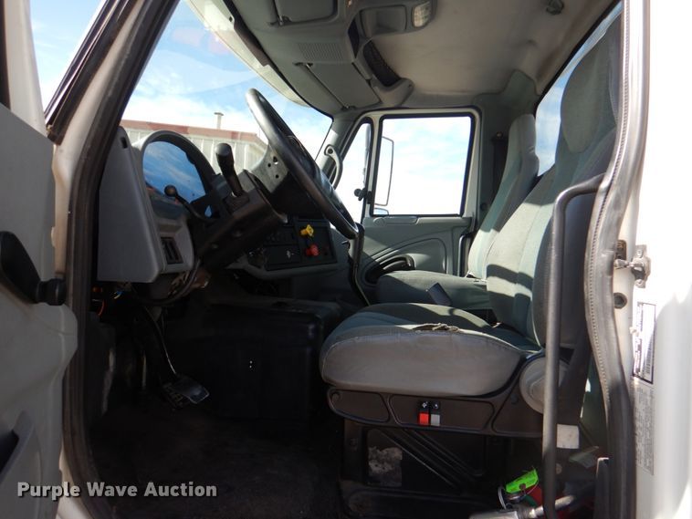 image for item DJ0365 2005 International 8600  semi truck