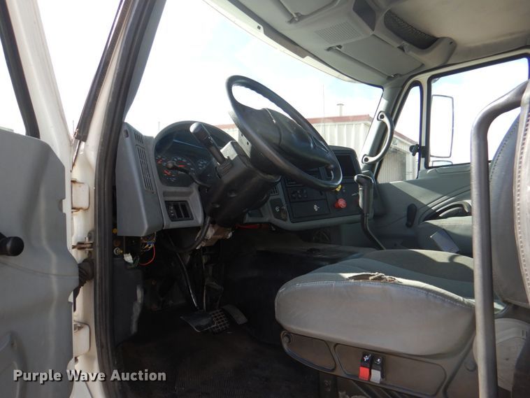 image for item DJ0365 2005 International 8600  semi truck