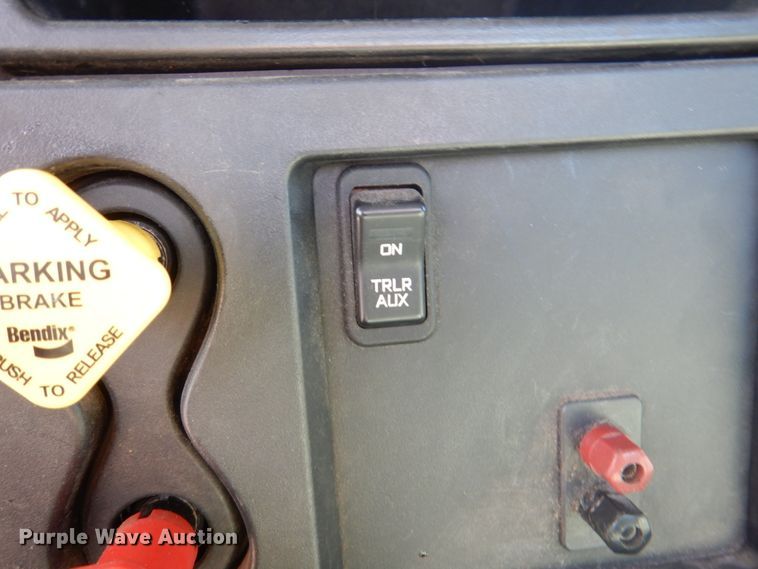 image for item DJ0365 2005 International 8600  semi truck