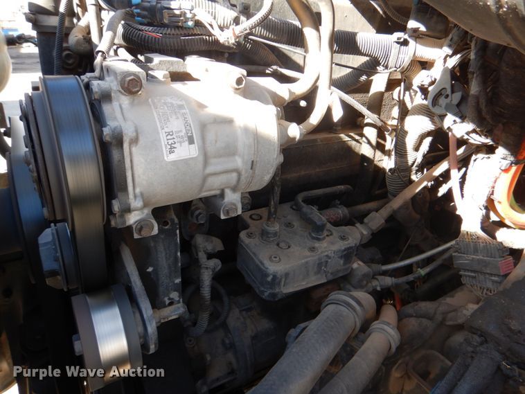 image for item DJ0365 2005 International 8600  semi truck